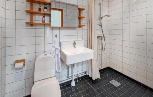 Stenkullen1 Bedroom Awesome Apartment In Stenkullen的白色的浴室设有水槽和卫生间。