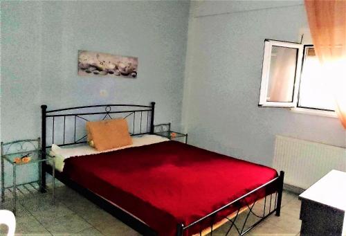 斯基亚索斯镇Rafaela’s House的一间卧室配有一张带红色毯子的床