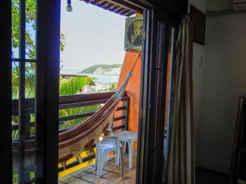 纳塔尔卡萨格兰德公寓酒店的阳台设有吊床,享有海景。