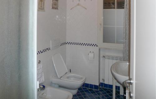 杰尔米尼亚加Nice Apartment In Germignaga va With Kitchenette的浴室配有白色卫生间和盥洗盆。