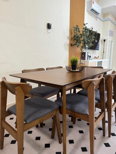 Bagan SeraiOrked Homestay的餐桌、椅子和木桌
