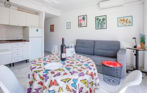 托雷维耶哈Stunning Apartment In Torrevieja With Kitchen的客厅配有带一瓶葡萄酒的桌子