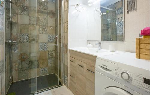 托雷维耶哈Stunning Apartment In Torrevieja With Kitchen的带淋浴和洗衣机的浴室