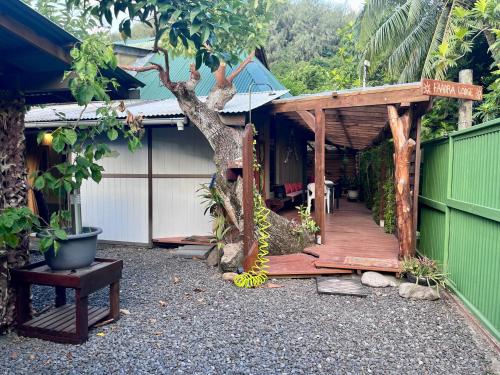 哈皮蒂Faaora Lodge, little paradise的通往树屋的木道