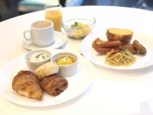 东京东京新宿馨乐庭酒店的桌上两盘食物,包括早餐食品