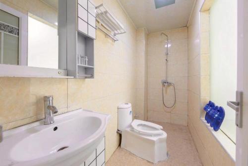 张家界张家界 26° 主题驿站的一间带水槽、卫生间和淋浴的浴室