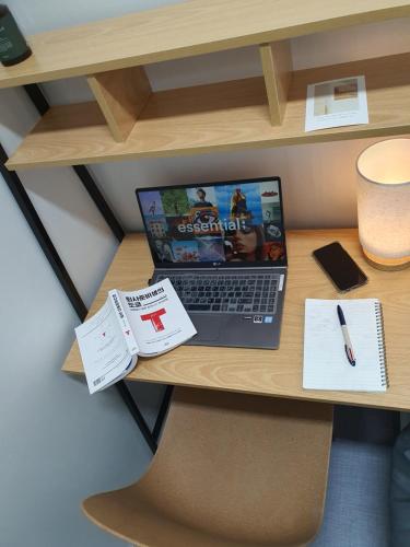 首尔Stayonwa231-Men only的一张桌子上一台笔记本电脑