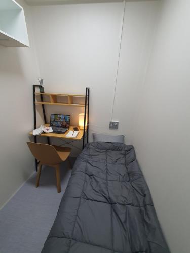 首尔Stayonwa231-Men only的一间小卧室,配有一张床和一张书桌