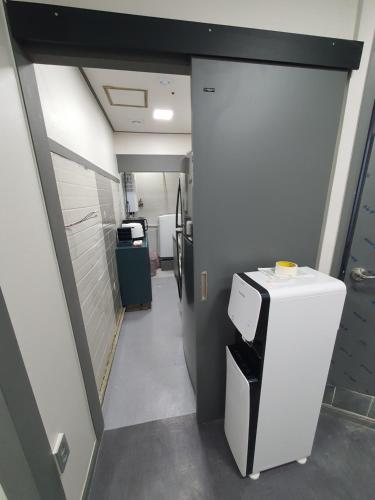 首尔Stayonwa231-Men only的办公室走廊,房间里设有冰箱