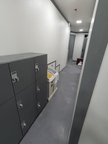 首尔Stayonwa231-Men only的一间空房间,有灰色的橱柜和走廊