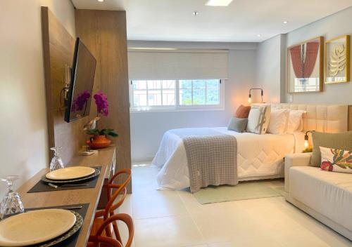 彼得罗波利斯Loft luxuoso na Serra - Granja Brasil Resort的一间卧室设有一张床和一间客厅。