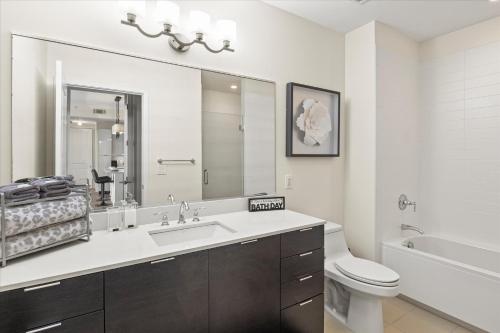 亚特兰大Luxury Living In Buckhead的浴室配有盥洗盆、卫生间和浴缸。
