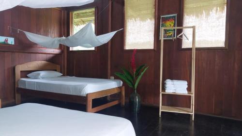马尔多纳多港River Point Hostel的一间卧室配有两张床和一张桌子