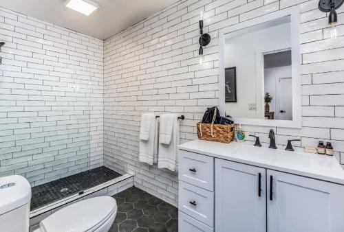 奥克赫斯特Peyton's Luxury Suite的白色的浴室设有卫生间和水槽。