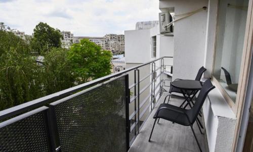巴克乌Apartament de lux Bacău的市景阳台配有2把椅子