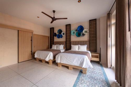 墨西哥城Suite 2 camas y sofa cama的卧室内的两张床,墙上装有气球