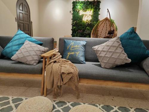 八打灵再也Petaling Jaya Landed Home for up to 15pax, 4BedRoom at Damansara , 1 Utama , Starling Mall , Atria Mall, IKEA的客厅配有带枕头的蓝色沙发