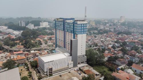 茂物Bigland Hotel Bogor的城市高楼高楼高楼景