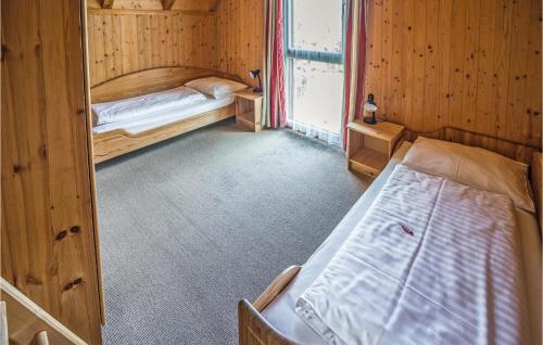 穆劳附近圣洛伦岑Nice Home In St Georgen Am Kreischb, With Sauna, Wifi And Indoor Swimming Pool的一间卧室设有两张床和窗户。