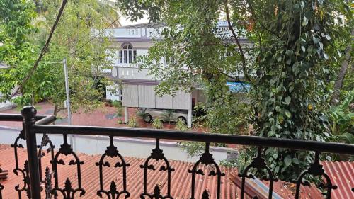 德里久尔LMR Stays and Holidays的阳台享有房屋的景致。