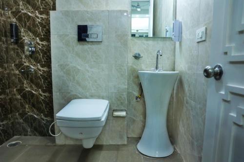 法里达巴德Agrah Stay - Kasa Lusso Stay的一间带卫生间和水槽的浴室