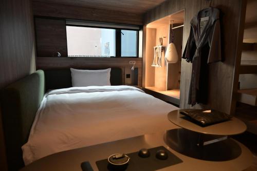 深圳深圳NOA诺亚酒店的酒店客房设有一张床和一张桌子