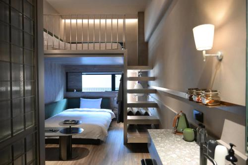 深圳深圳NOA诺亚酒店的一间小卧室,配有双层床和书桌