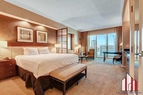 拉斯维加斯MGM Signature-34-709 F1 Track & Strip View Balcony的酒店客房设有一张大床和一张书桌。
