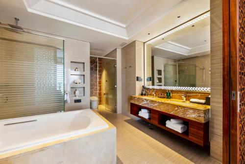 上海上海虹桥凤颐酒店的一间带浴缸和大镜子的浴室