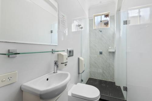 悉尼Falcon Lodge的一间带水槽、卫生间和淋浴的浴室