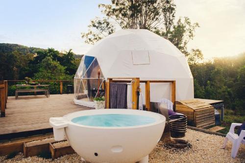 ComboyneNature Domes的帐篷前的浴缸