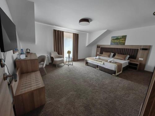 普罗夫迪夫Evelin Deluxe House的酒店客房设有床和客厅。