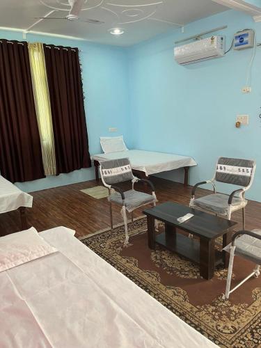 AyodhyaShri SeetaRam Home Stay Near Shri Ram Janmabhoomi Mandir Ayodhya的一间医院房间,配有两把椅子和一张桌子