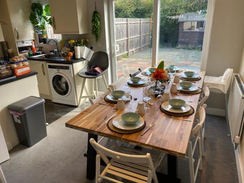 布里斯托Brislington villa的厨房配有木桌和盘子