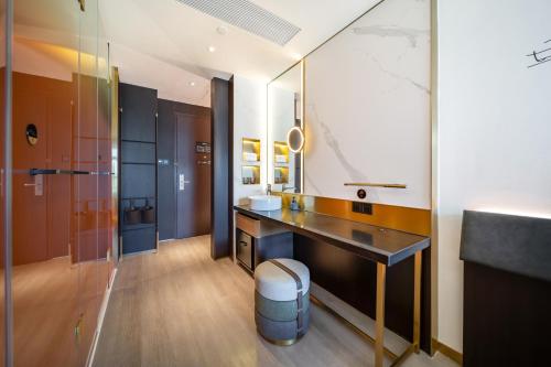北京北京总部基地CitiGO欢阁酒店的一间带水槽和镜子的浴室