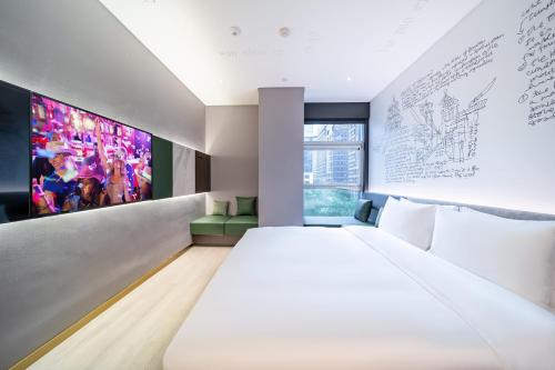 北京北京总部基地CitiGO欢阁酒店的一间带大床和电视的卧室