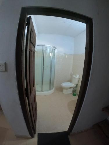 AmirthakalyDEEP SEA RESORT PADI DIVE CENTER的一间带玻璃淋浴和卫生间的浴室