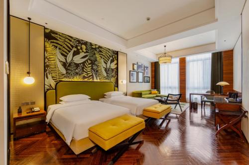 上海上海虹桥凤颐酒店的酒店客房配有两张床和一张书桌