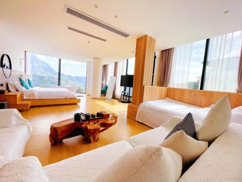 张家界XMAN Valley Sunrise Resort的一间带两张床和一张沙发的客厅