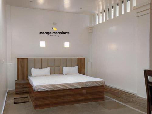 戈勒克布尔Mango Mansions Homestay Gorakhpur的一间卧室,卧室内配有一张大床
