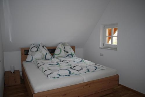 圣科卡瑟林奥夫Ferienhaus Schirgi的白色客房的一张床位,设有窗户