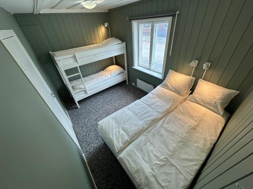 利勒斯特罗姆KM Rentals - Lillestrøm City - Private Rooms in Shared Apartment的一间卧室配有两张双层床和镜子
