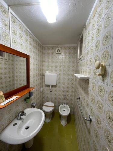 拉齐塞Albergo da Pina的一间带水槽和卫生间的浴室