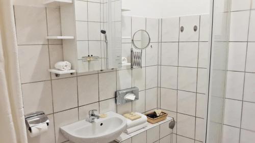 艾森纳赫Alte Uhrmacherei Eisenach的白色的浴室设有水槽和镜子