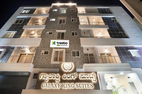 班加罗尔Treebo Trend Galaxy Kings Suites - Hebbal的前面有标志的高楼