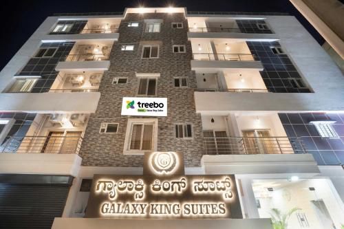 班加罗尔Treebo Galaxy Kings Suites, Hebbal的前面有标志的高楼