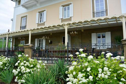 巴特格莱兴贝格Villa Thalhof的前面有花园的房子