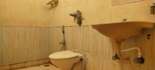 钦奈HOTEL MANHATTAN的一间带水槽和卫生间的浴室