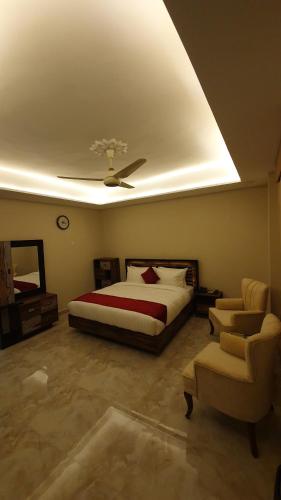 伊斯兰堡Burj Ul Zaki的一间卧室配有一张床和吊扇