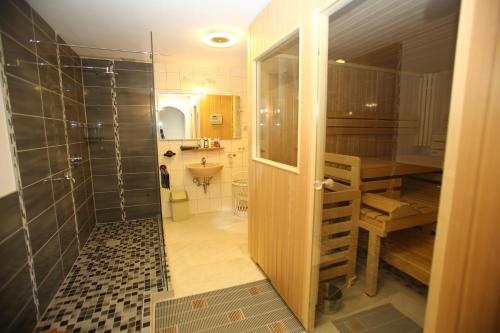 GleisweilerPension Weinberg mit Landhaus Nizza的带淋浴、盥洗盆和卫生间的浴室